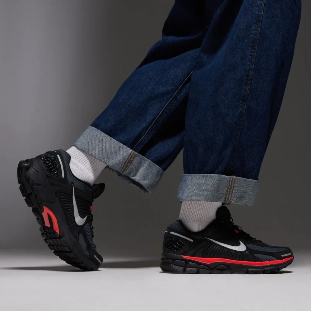 Кросівки Nike Vomero 5 Bred HV2527 002