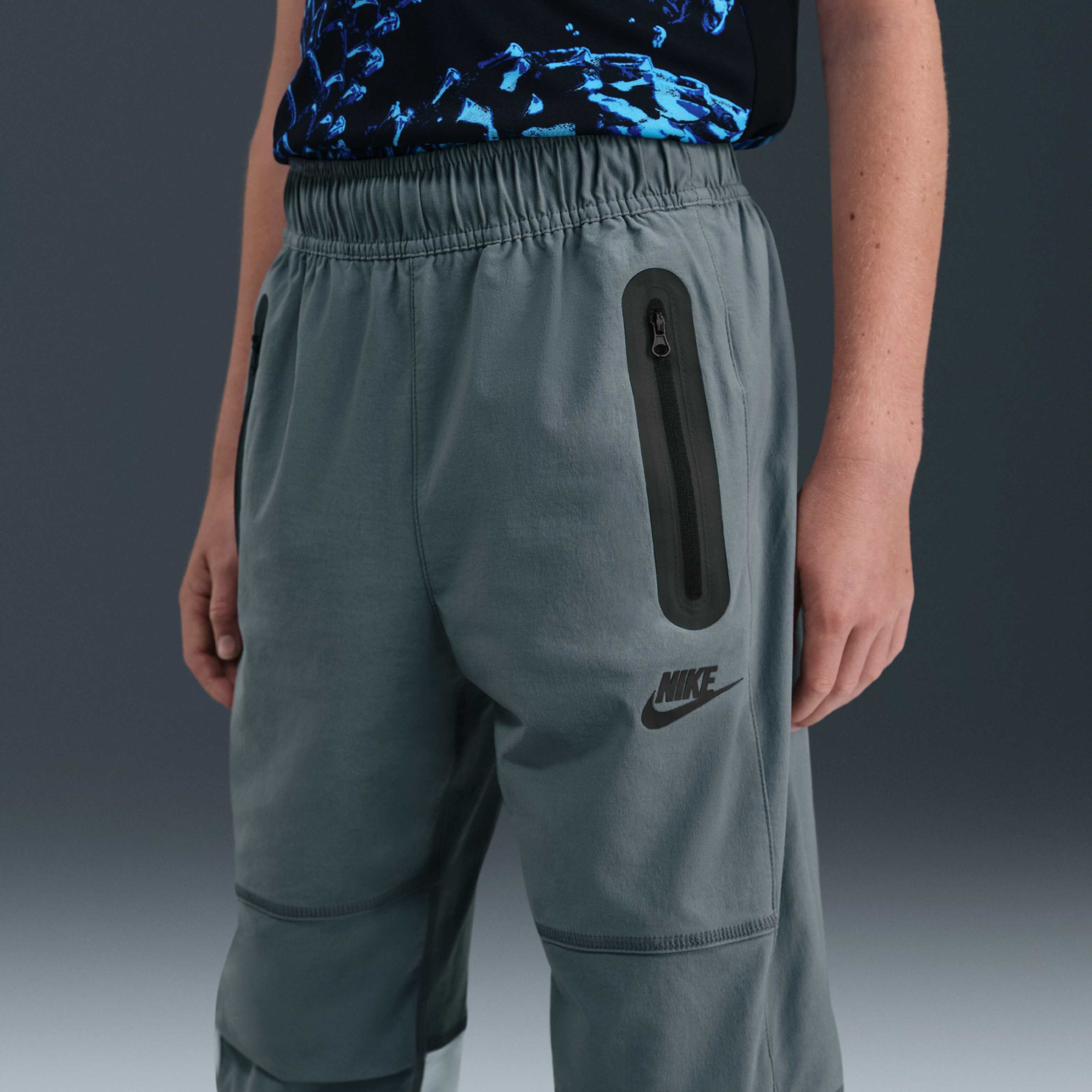 Штани Nike Tech Older Kids' (Boys') Woven Trousers HQ8921-084