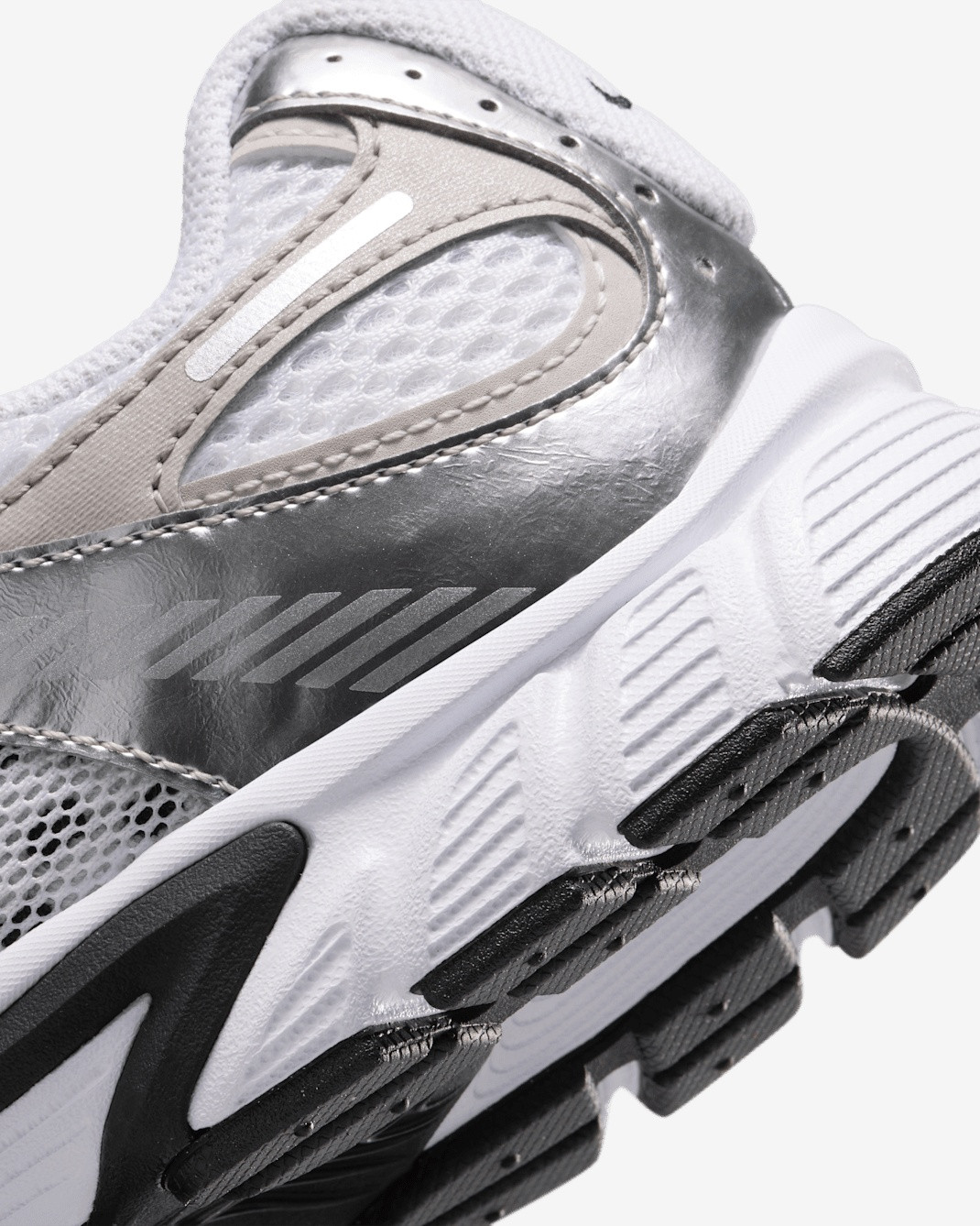 Кросівки Nike V5 RNR HQ6411-100