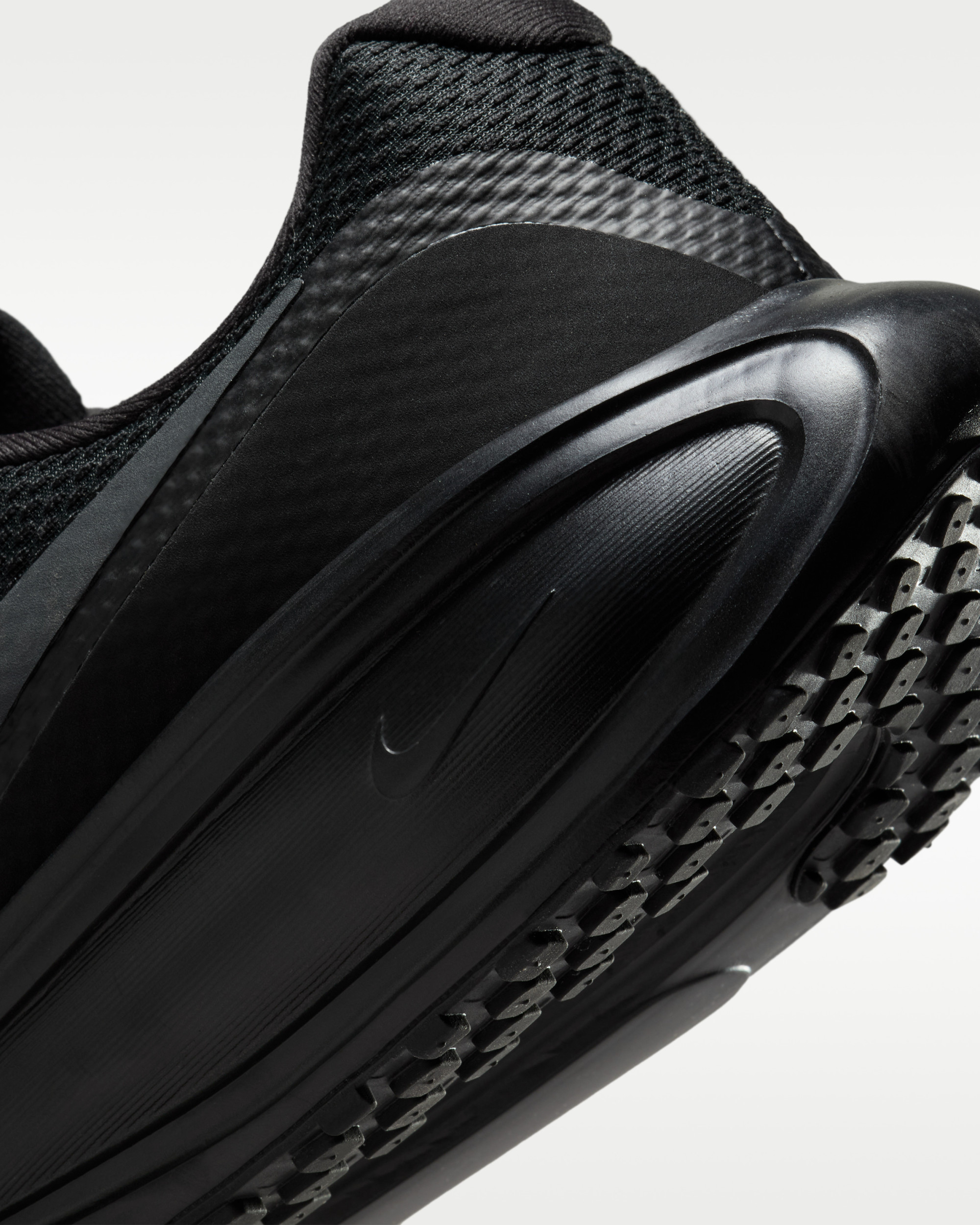 Кросівки Nike REVOLUTION 8 WIDE HQ1996-004