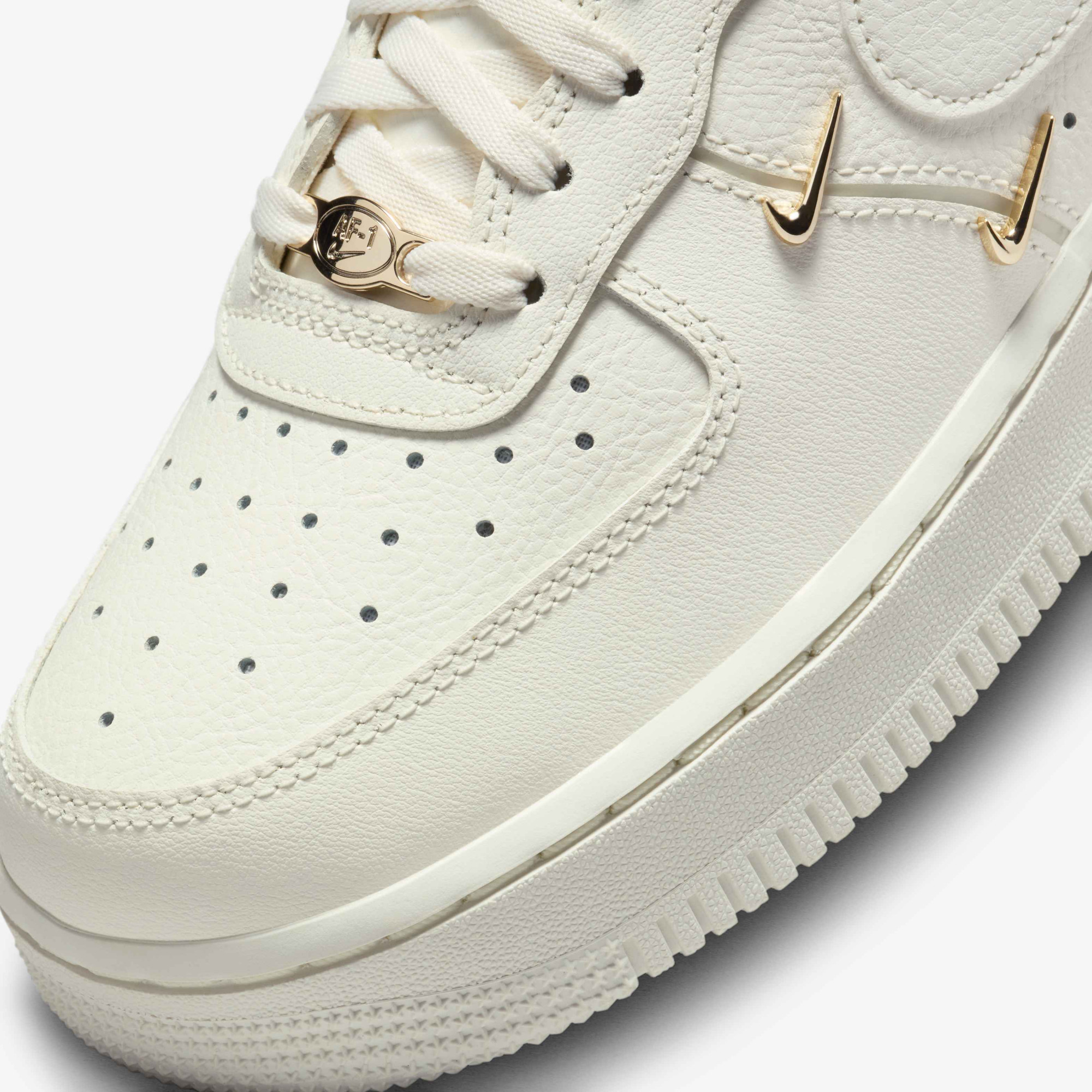 Кросівки Nike WMNS AIR FORCE 1 07 LX FV3654-111