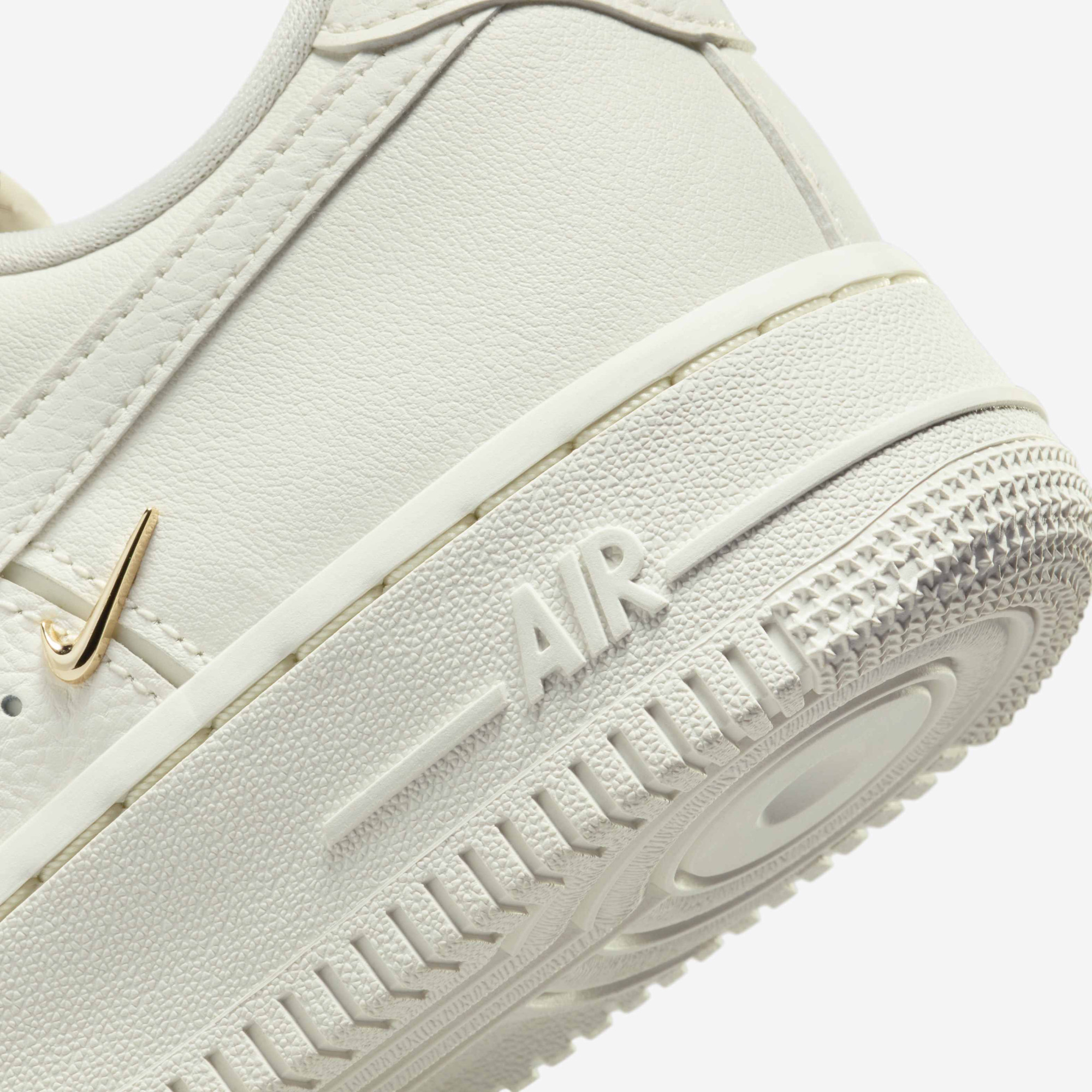 Кросівки Nike WMNS AIR FORCE 1 07 LX FV3654-111
