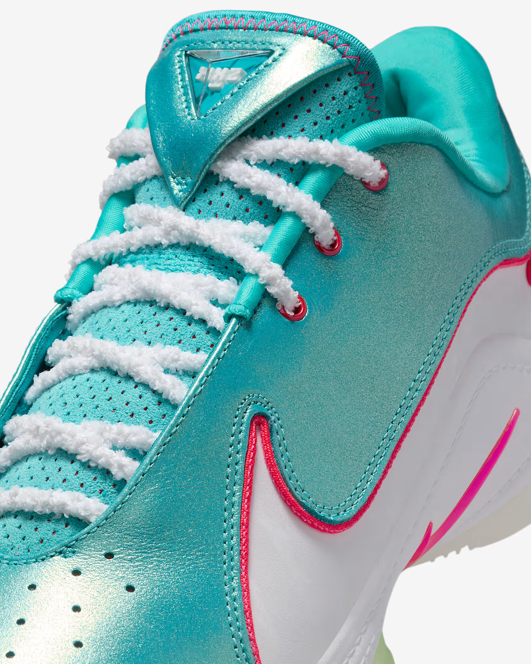 Кросівки Nike LEBRON XXII XMAS HV5148-600