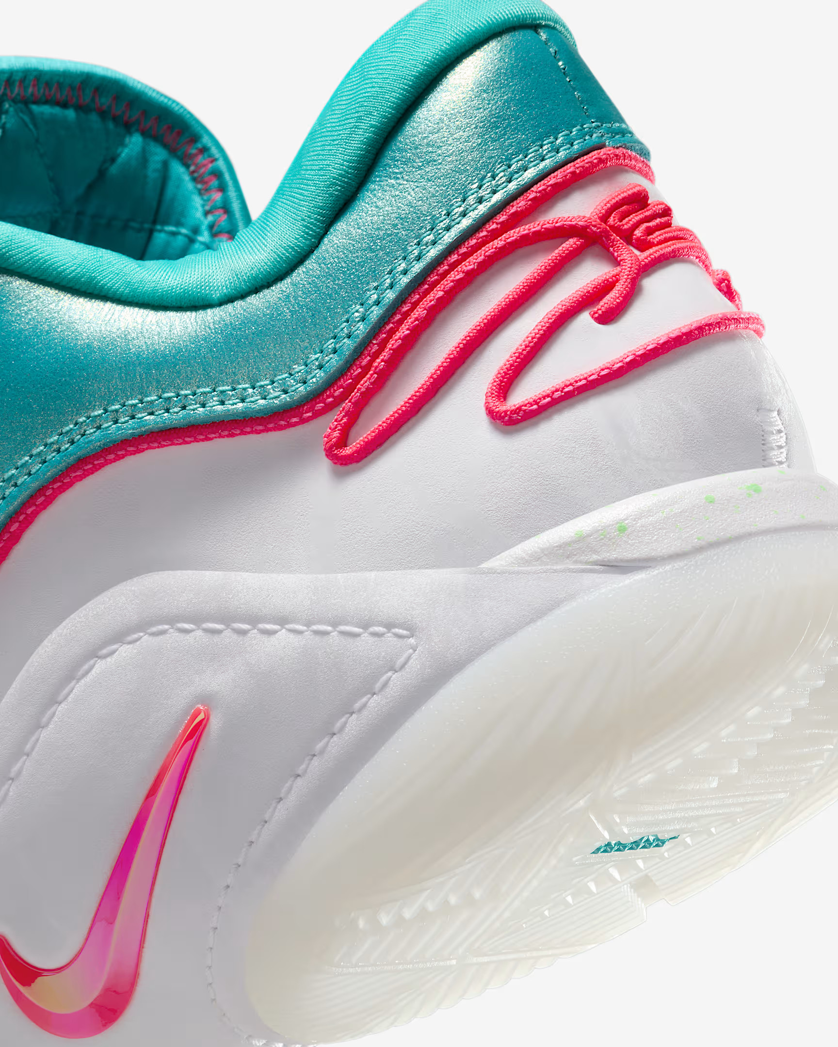 Кросівки Nike LEBRON XXII XMAS HV5148-600