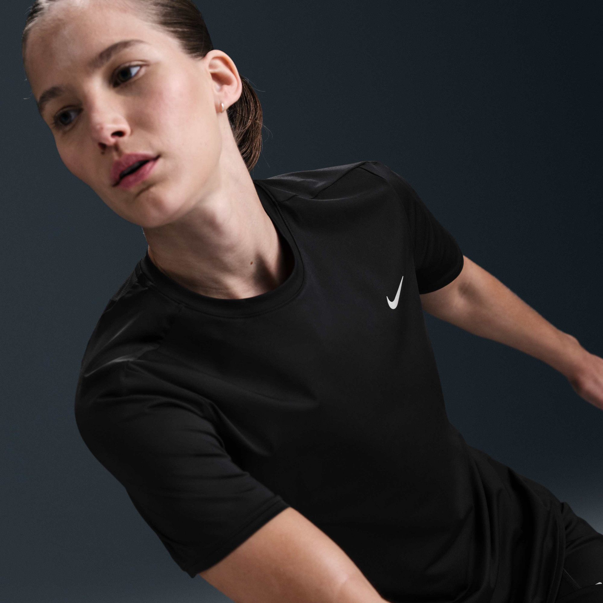 Футболка жіноча Nike Swift Dri-Fit Ss Black HM9698-010