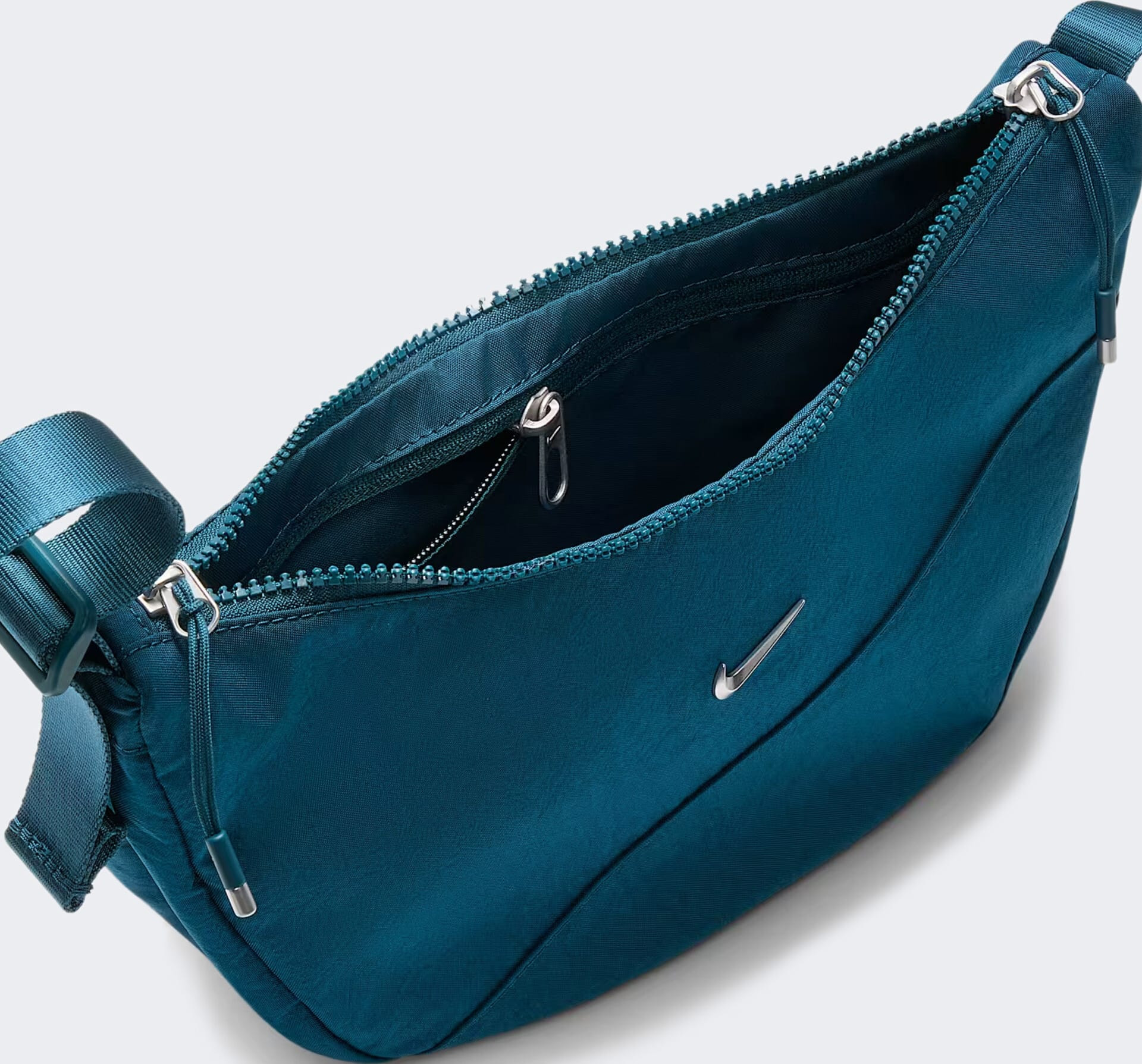 Сумка Nike NK AURA CRESCENT CROSSBODY 4L темно-синій Жін 30 х 18 х 10 см (HQ4370-415) HQ4370-415