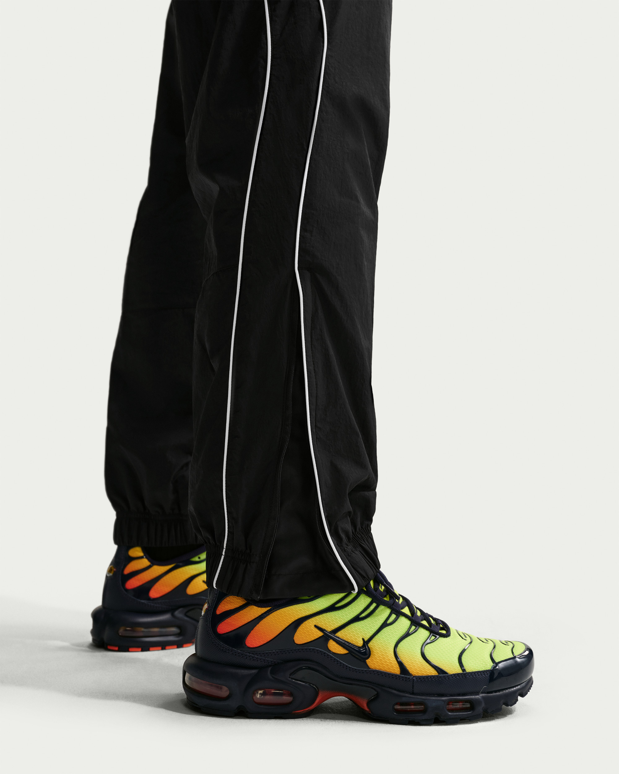 Штани Nike M NSW AIR MAX 95 WVN PANT IO3153-010