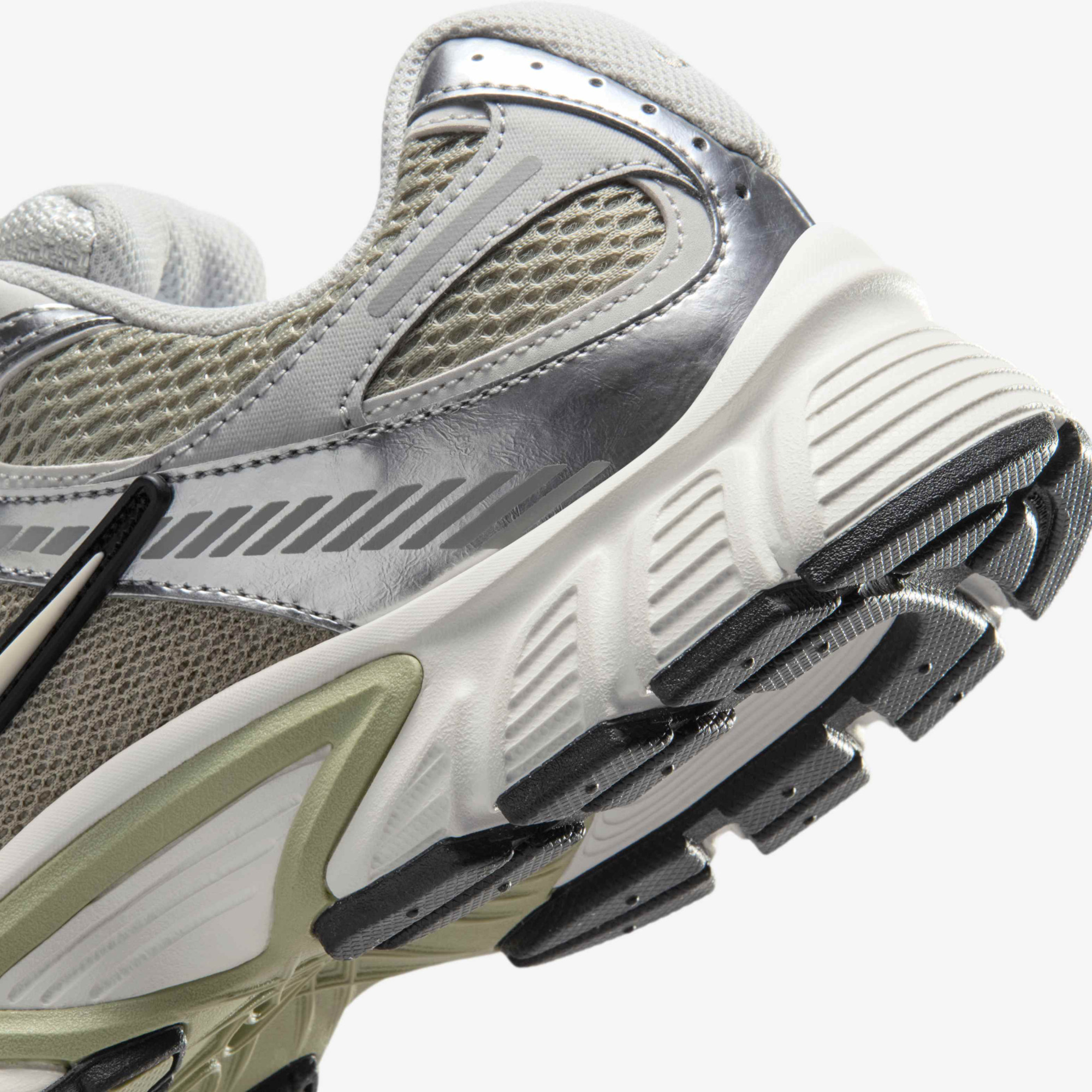 Кросівки Nike W V5 RNR HQ7901-301