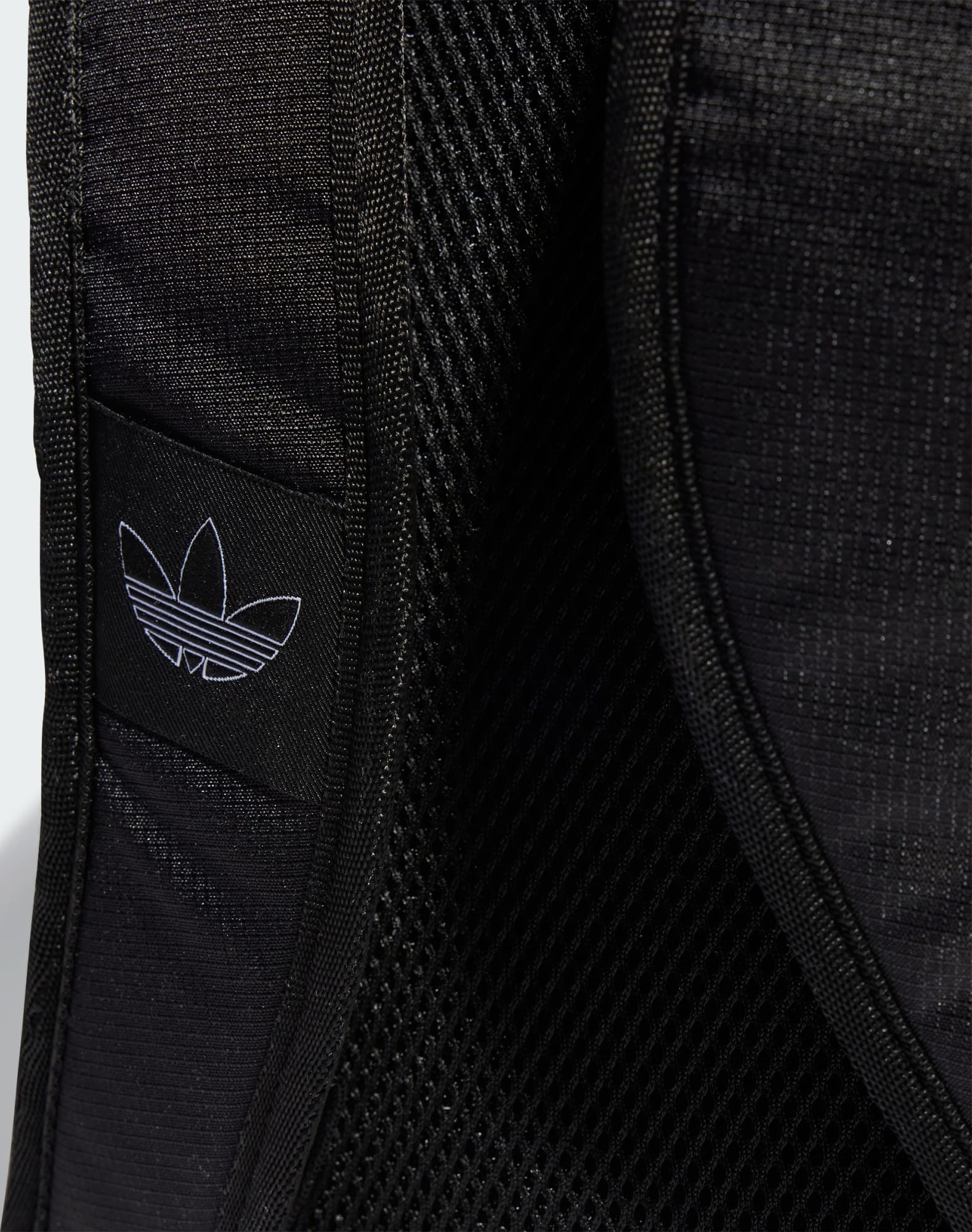 Рюкзак Adidas ADICOLOR BACKPK 20.25L чорний 15 x 27 x 43 см (IT7602) IT7602
