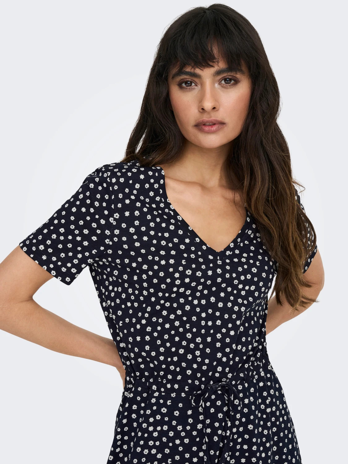 Сукня ONLMAY S/S V-NECK SHORT DRESS JRS NOOS 15286935-Night Sky-AOP:Lea flower ONLY L Темно-синій 15286935-NIGHT SKY-AOP:LE