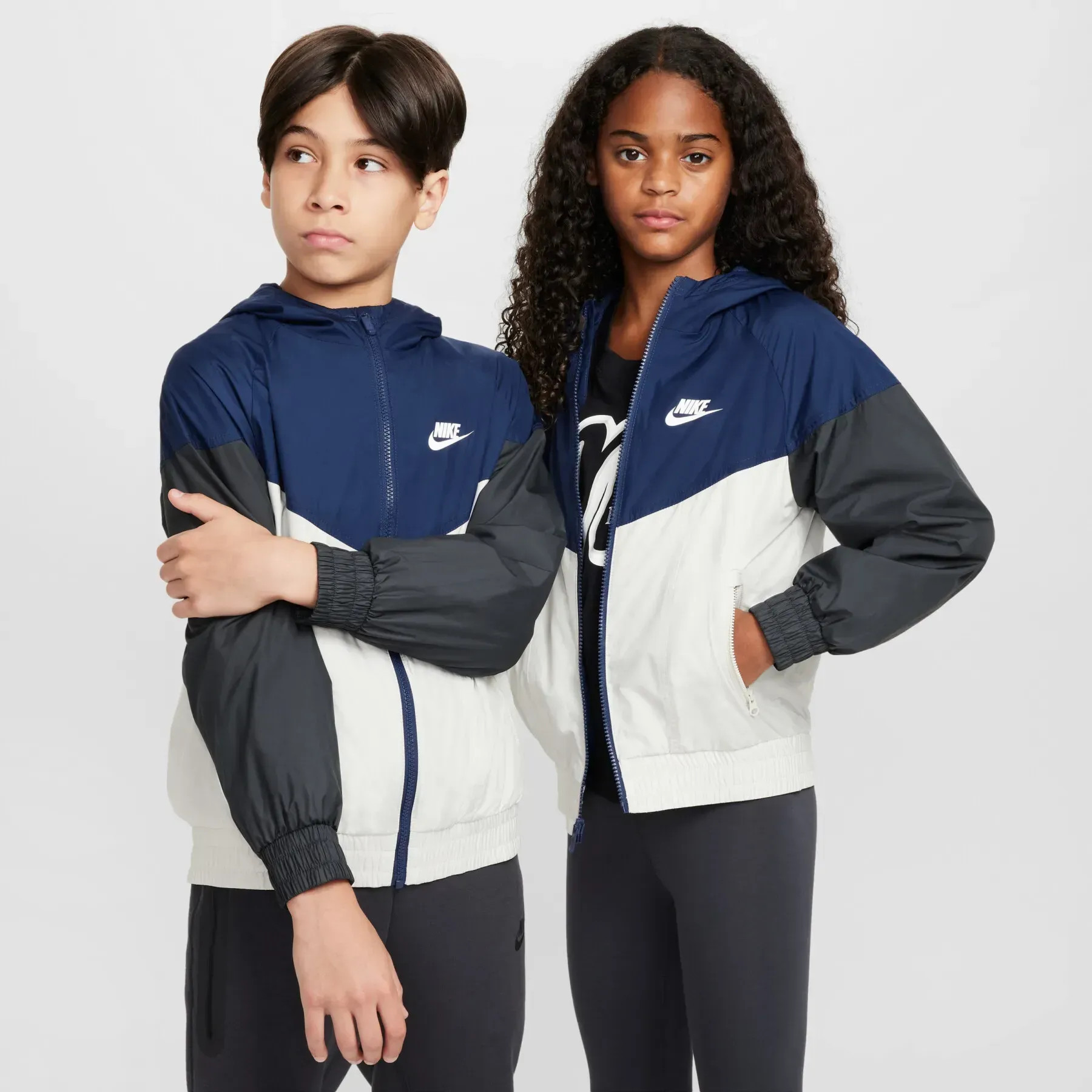 Вітровка Nike Sportswear Windrunner FZ5516-410