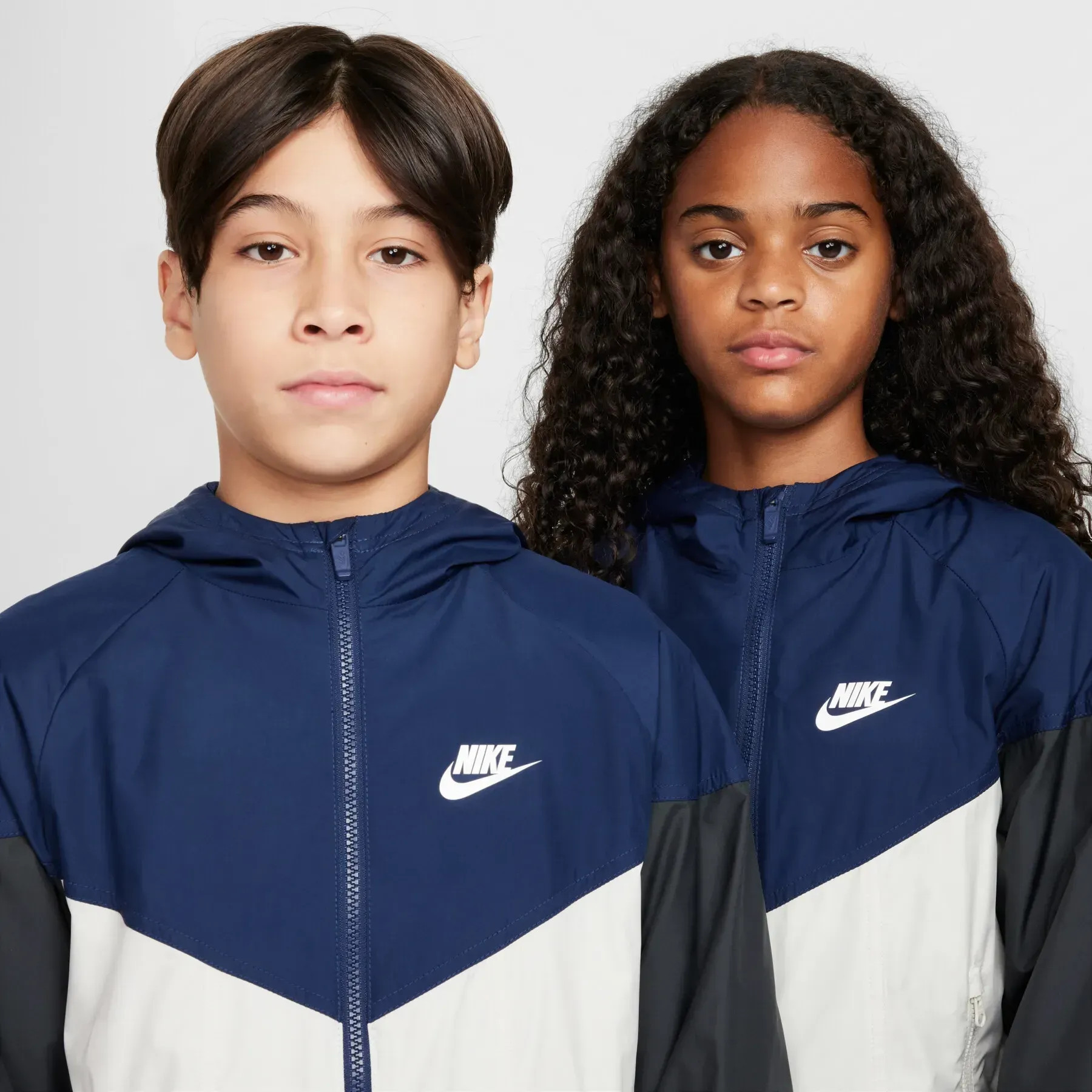 Вітровка Nike Sportswear Windrunner FZ5516-410