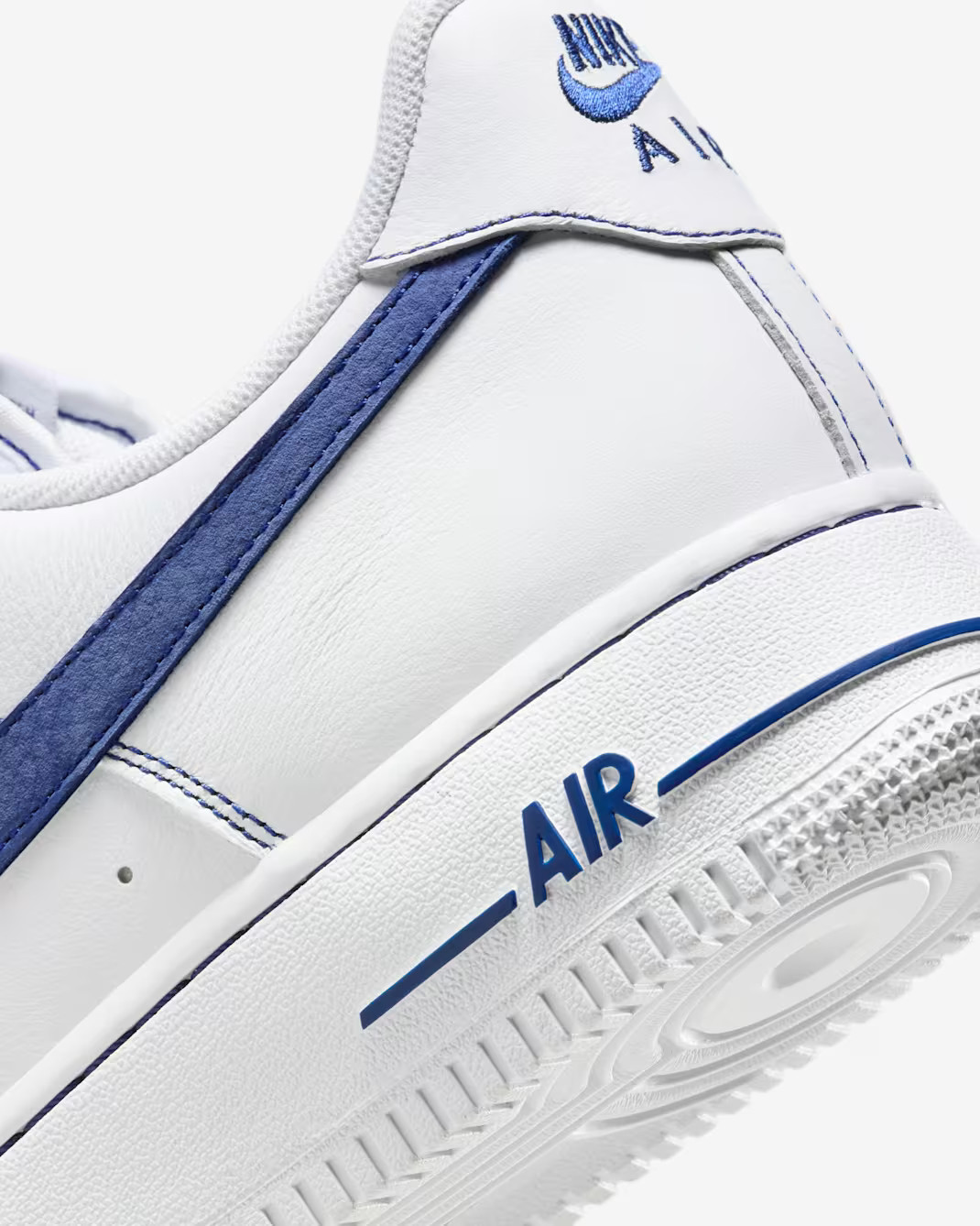 Кросівки Nike AIR FORCE 1 07 LV8 HQ2037-100
