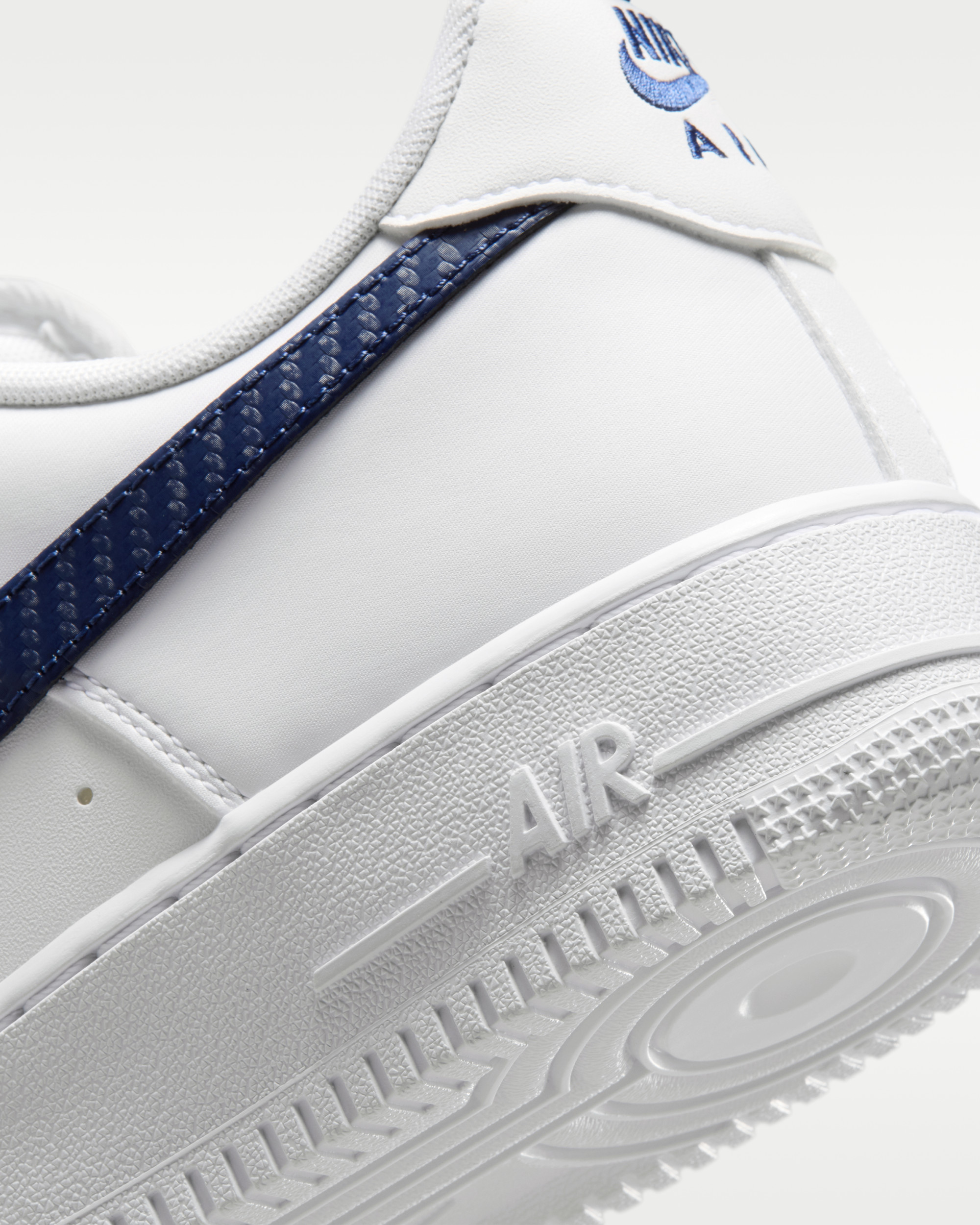 Кросівки Nike AIR FORCE 1 07 TECH ESS IR5599-100