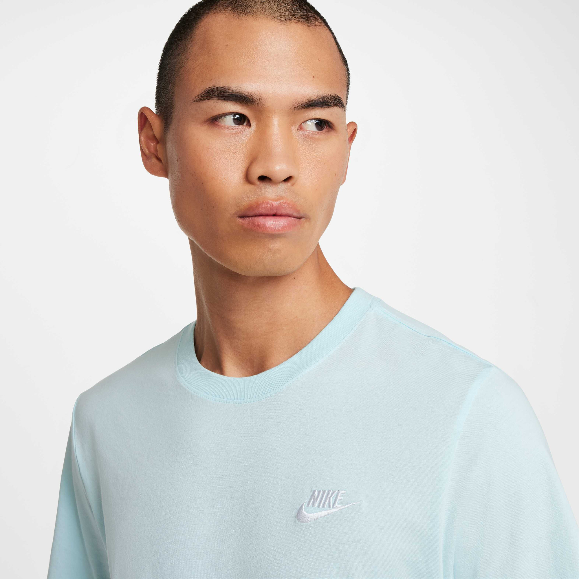 Футболка чоловіча Nike Nsw Club Tee Light Blue AR4997-476