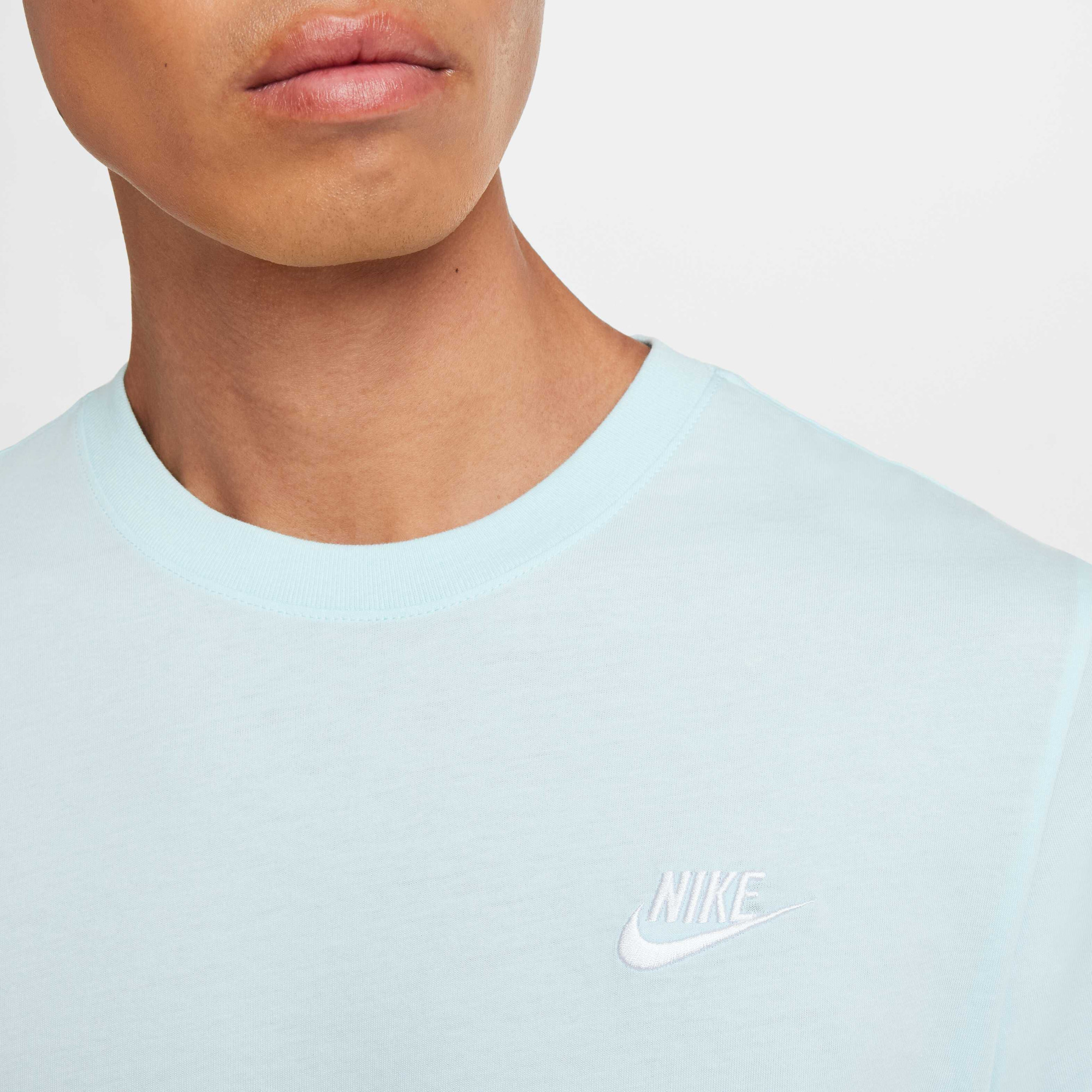 Футболка чоловіча Nike Nsw Club Tee Light Blue AR4997-476