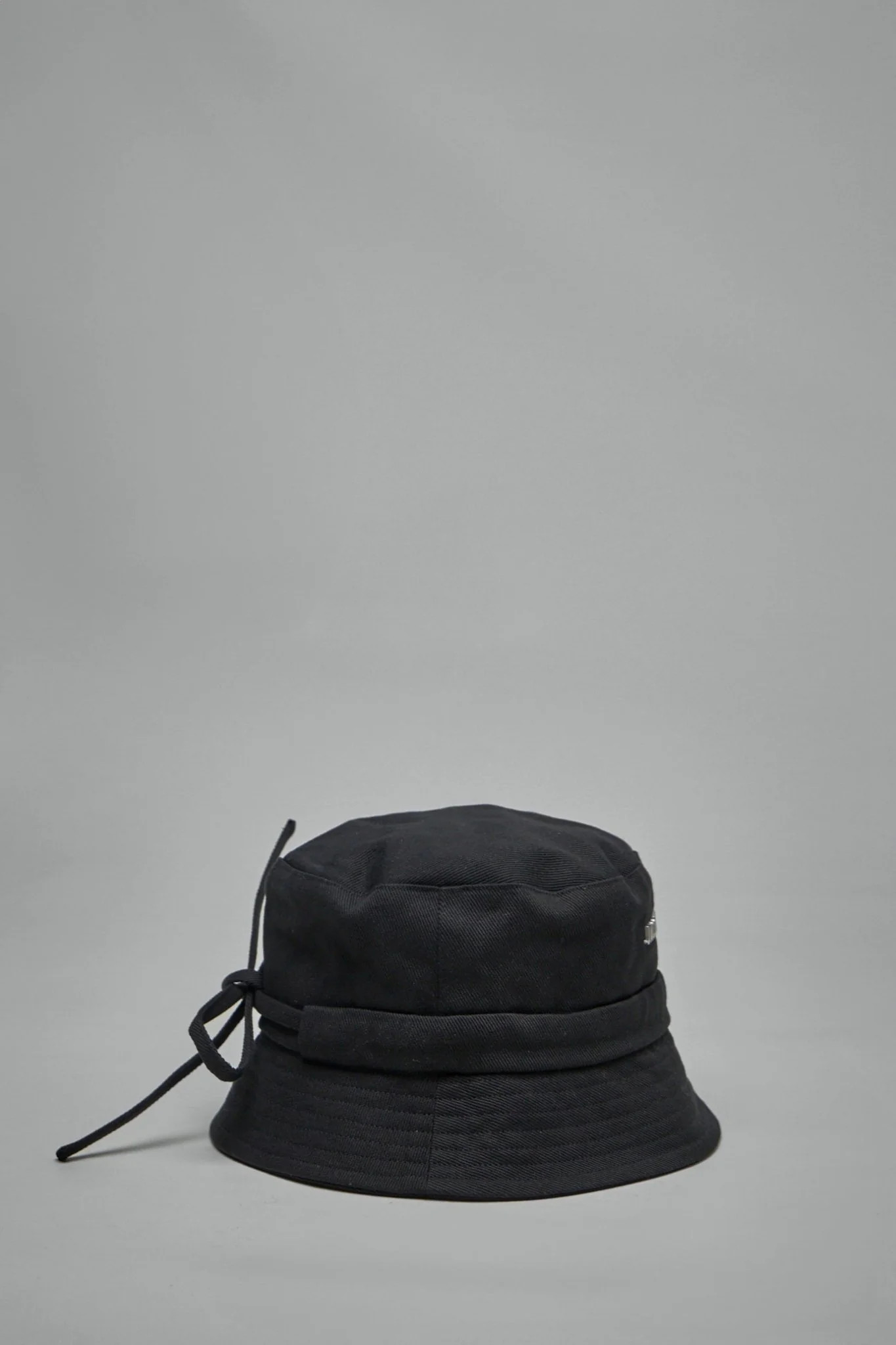 Панама JACQUEMUS LE BOB GADJO BUCKET HAT Black 22H223AC001-5001 990