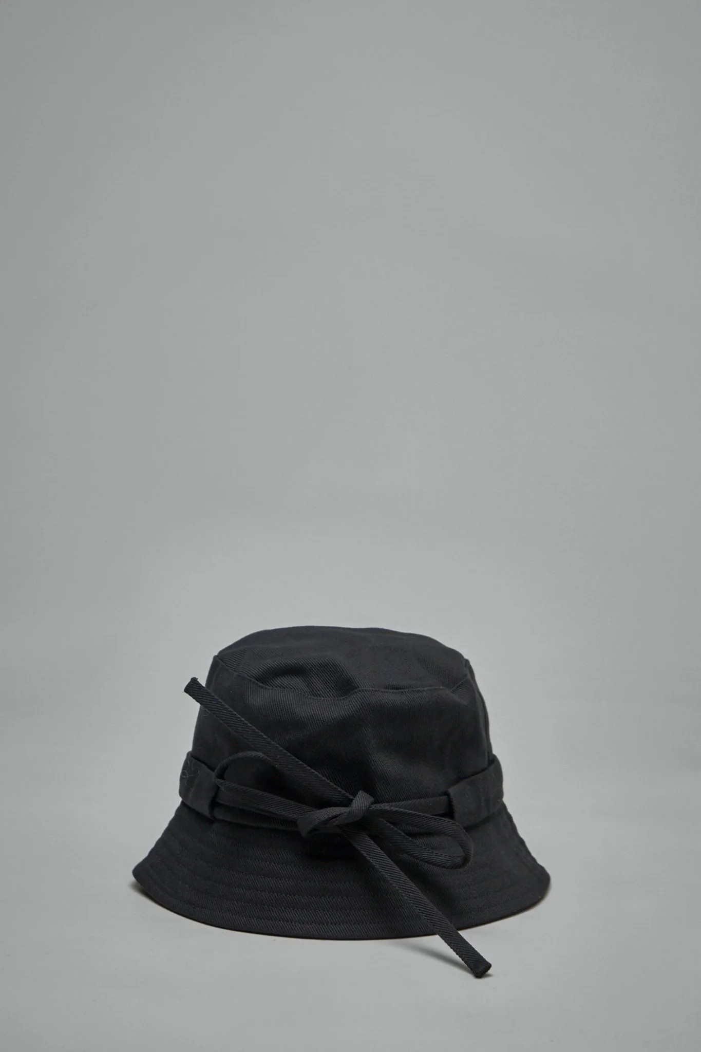 Панама JACQUEMUS LE BOB GADJO BUCKET HAT Black 22H223AC001-5001 990