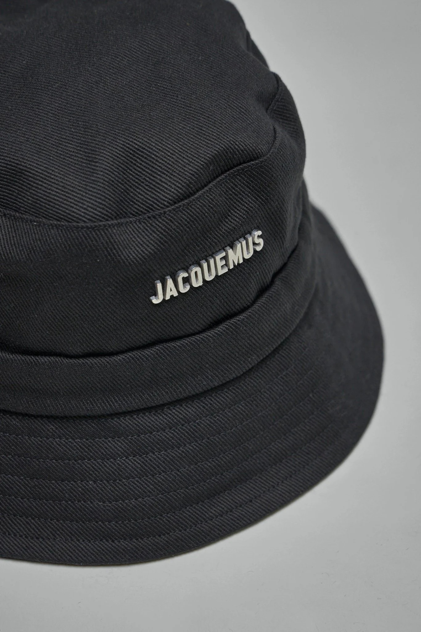 Панама JACQUEMUS LE BOB GADJO BUCKET HAT Black 22H223AC001-5001 990