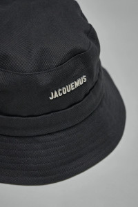 Панама JACQUEMUS LE BOB GADJO BUCKET HAT Black 22H223AC001-5001 990