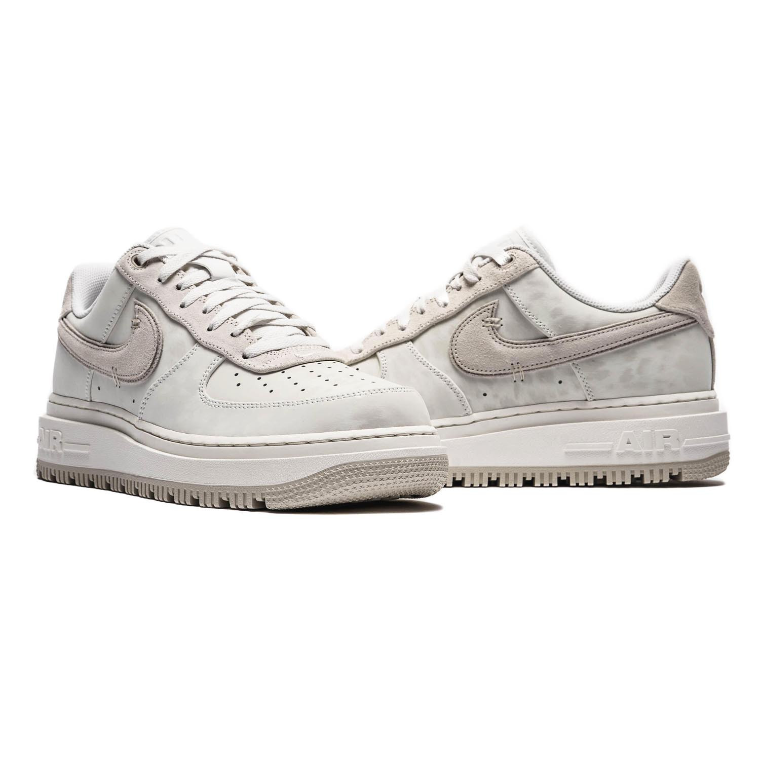 Кросівки Air Force 1 LUXE DD9605 100