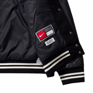 Бомбер Nike Authentics Varsity FD7845-010