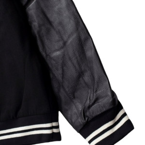 Бомбер Nike Authentics Varsity FD7845-010