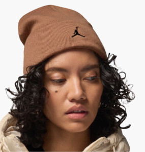 Шапка Jordan U J PEAK BEANIE ESS FN4672-223