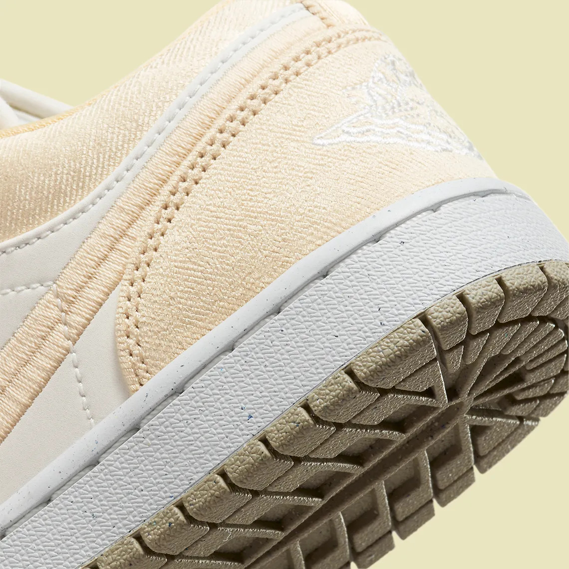 Кросівки Жіночі Air Jordan 1 Low Se Beige/white FN3722-701