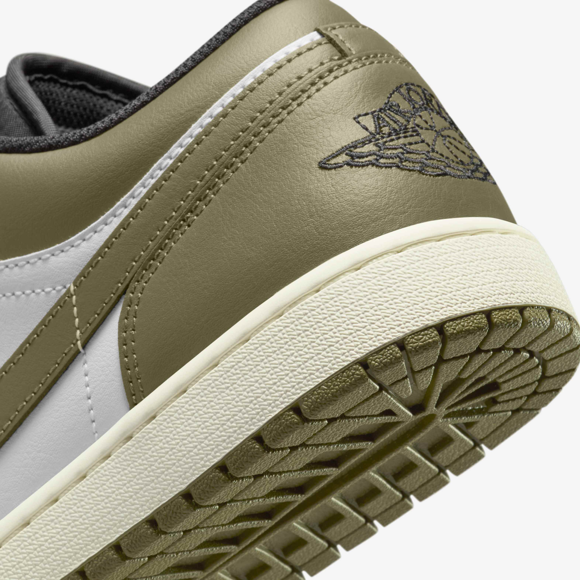 Кросівки мужские Air Jordan 1 Low White/Olive 553558-092