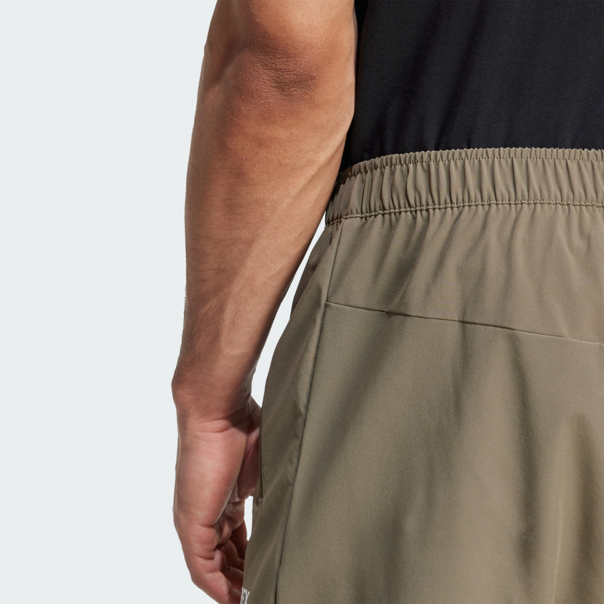 Штани MT ESS PANTS JM3130 Adidas L Хакі JM3130